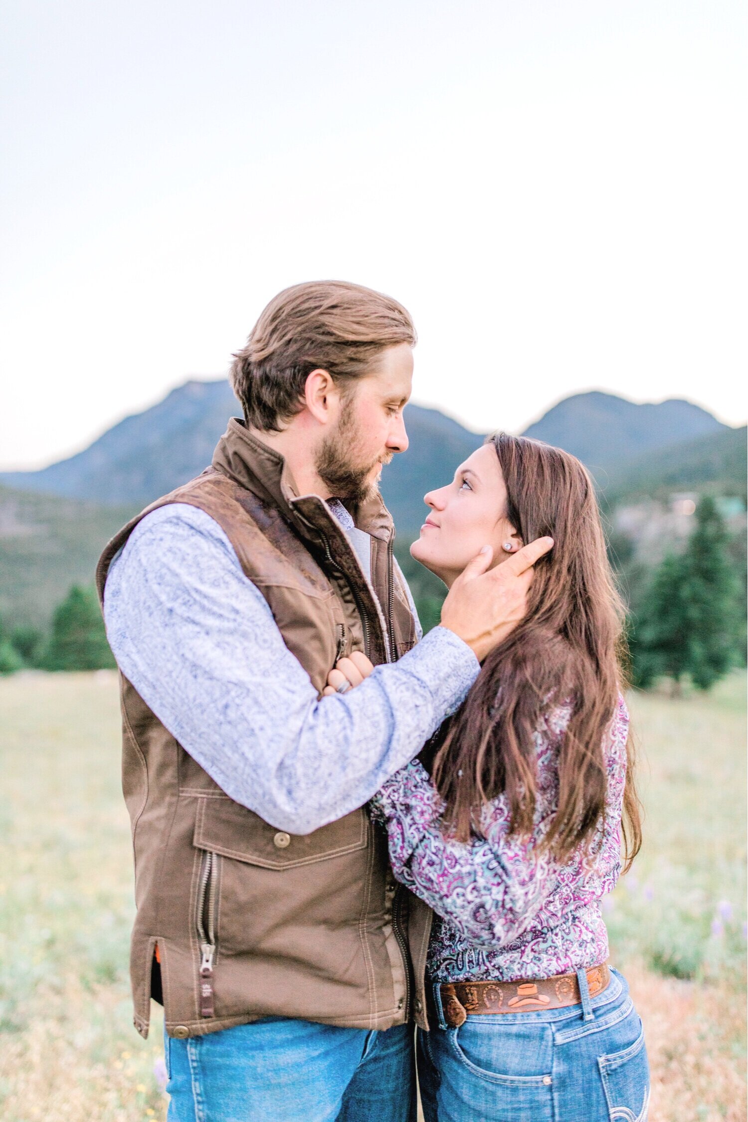 montana-engagement-photos-in-mountains.jpg